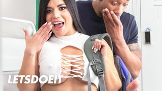 Geil hostel: Sára vadul tombol a nedves, forró puncival