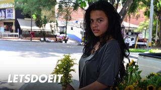 Csábító barna MILF Selena Gomez mélyen hatolva forró latin punciban