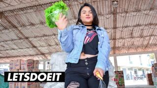 Forró latin milf Xiomara Soto csúszós olajos szexpartija az úton