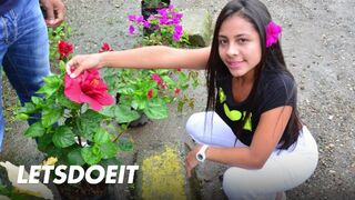 A sötét hajú latin milf csábítását vadászjuk az utcán mély, forró behatolásra