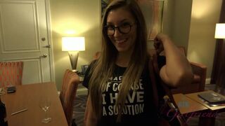 Moka kacéran csábít egy pohár mellett, mielőtt felöltözik a lángoló randi éjszakára