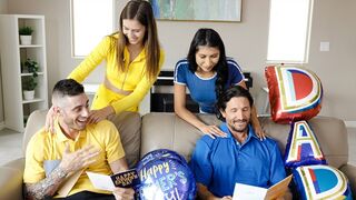 Gyönyörű fiatal csajok levetkőznek és élvezettel megdöntik mostohaapjukat apák napján a közös ünnep részeként