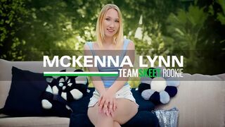 Mckenna Lynn első vad pornója: szőke bombázó forró faszos mókája