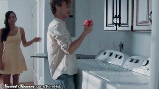 A házibarát a bébiszitter csábító bugyiját szaglászva hódított meg