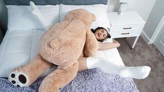 Szarvas mostoha nővér edzi a buja tudományát lelkesen segítő mostoha testvérén