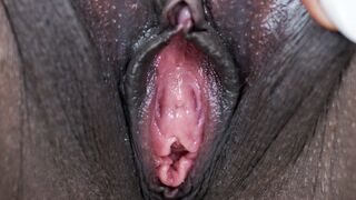 Fekete mostoha huga bevezeti a tesóját a punci nyalás gyönyöreibe