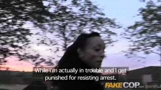 Rendőrszisak alatt rejtőző hatalmas farkával élvezi a fogvatartott nőket a rendőr