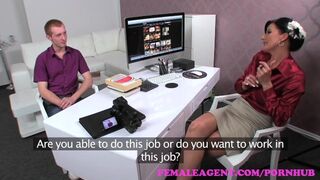 Forró milf ügynök bevezeti a fiatal csődört a szex titkaiba