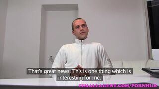 Csábító milf ügynök kihívja a kemény fiút