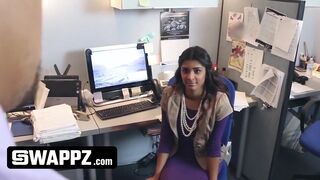 Az irodába visszük a mostohalányainkat, és hamar forró szexszé változik minden!