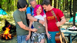 Ingyenes kempingút vad szabadtéri négyes orgiába vezet