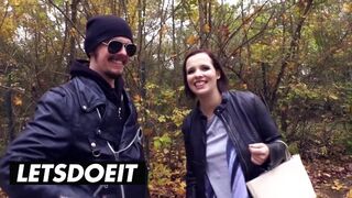 Nagy mellű fekete hajú német csaj felvétel a hatalmas kombiban intenzív dugásra