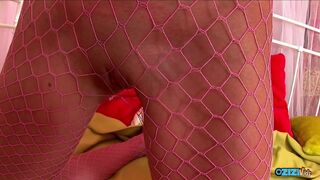 Karcsú szőke tini csábosan nyalogatta saját nedves puncáját sejtelmes hálós harisnyában