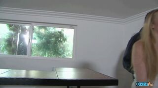 A szőke tini szexistennő végignyalja a hatalmas fekete farkát