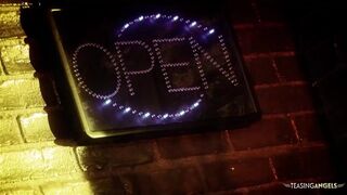 Szarva vágó barna cicás szexi ruhában szívja a hatalmas farkát