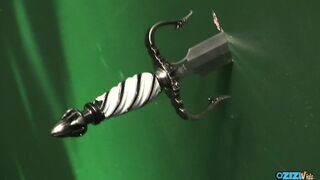 Szőke vámpír csaj két farkát osztja meg egy dögös lánnyal