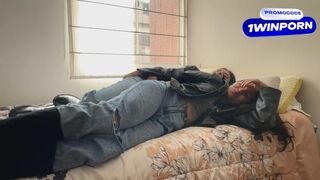 Két kurva leszbikus baszik bőr kabátban és csizmában