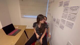 Az orvostanhallgató csaj megcsal engem, és meztelenül kötünk ki az irodámban