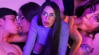 Házias feleség hátulról élvezi a mély lökéseket, majd belülről kapja a forró kitörést