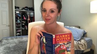 Hisztérikus Harry Potter olvasás vibráló műpéniszen lovagolva