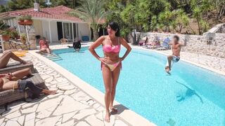 Forró élvezetek a névtelen orgia fürdőben