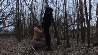 Parki orál: amatőr csaj nyalja a hatalmas farkot