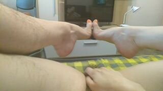 Szőrös pina és lábak közelről: ginnagg vadul ujjazza magát szenvedélyesen