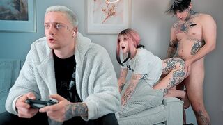 Titkon behatolni a barátnőjébe, míg a srác vakon ül mellette