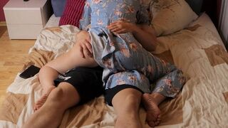 Mostohaanya rajtakapta mostohafiát a pornónál és segített neki hamar kiélvezni