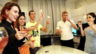 Tini diákok szilveszteri buliján lángra lobbantják a csoportos szex vágyát