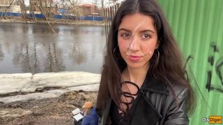 Spermafriss csaj lépdel a parkban, arcát csábító, meleg permettetől csillogva