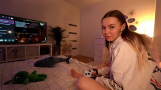 Fiatal csaj orál közben átvágva és fröcskölve!