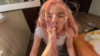 Cuki tini élvezi a farkát – forró szopós bemutató