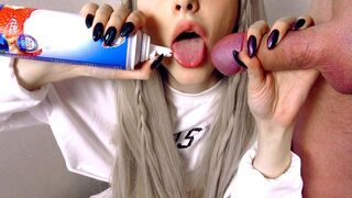 Finom reggeli egy aranyos szőkével: kajajáték és szájba spriccelés