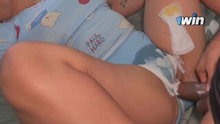 Titkos baszás a barát csajával perverz punci simogatás közben és forró spriccelés a bugyijába