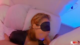 Meglepetés a mostoha lányomnak az ágyban, és élvezettel töltöm meg a száját