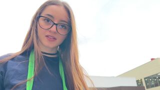 A kávézó csaj autóban nyeli le a spermámat