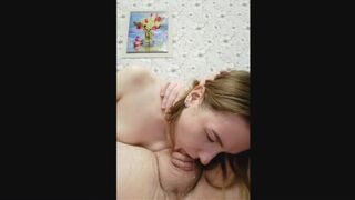 Mély torok szopás könnyekkel, forró szájba lövés a vágyakozó tini ajkaira