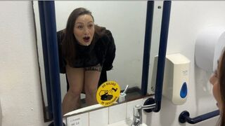 A huncut főnök meglepetés arca várja a forró spriccelést a kocsmavécében