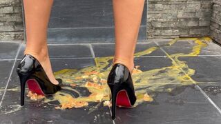 Lábimádatra éhes tini csaj high heelben nyalogat ASMR-rel