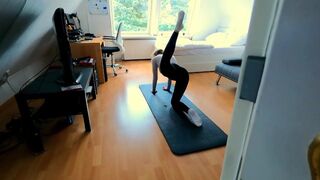 Fiatal fitnesz csaj maszturbál ujjával, aztán keményen meghágják