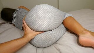 Forró milf bugyog a szomszéddal az ágyban, míg a férj távol van