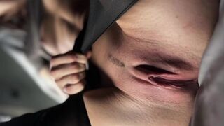 Odavagyok azért, hogy simogassam a sima, frissen borotvált puncimat