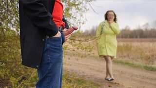 Egy exhibicionista tinilány vad dugása idegennel a nyilvánosság előtt