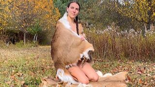 Vad vad erdei nimfa simogatja magát meztelenül a fák ölelésében