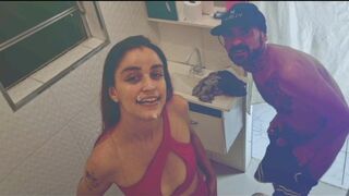 Éjszakai klub női mosdójában forró szex és intenzív spriccelés