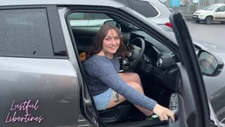 Érett milf feleség beleélvezve a férjével való telefonbeszélgetés közben