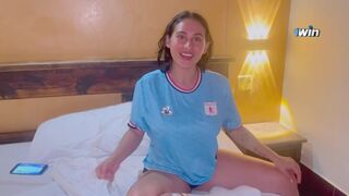 Forró csaj rajong a focimeccsekért és a vad szexért