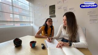 A leszbikus tanárnő szomszédom izgatóan segít a házi feladatnál