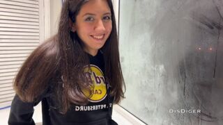 Balkonon csábítom el a dögös csajt a bulin, miközben a pasija fogalma sincs róla